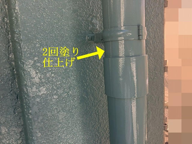 竪樋の2回目塗装後