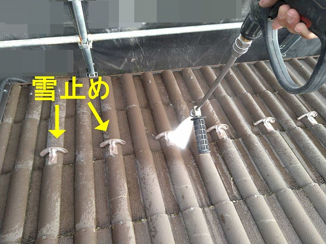 甲府市で雪止めに高圧洗浄を行う様子