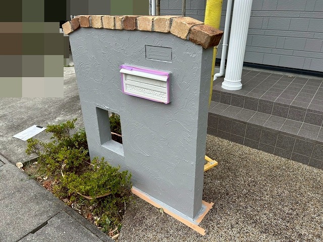 南アルプス市で目隠し擁壁にパーフェクトトップSiのグレーを塗装する様子