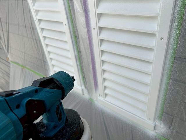 南アルプス市で黄ばみの目立つヤギリ(通気口・ガラリ・ルーバー)に吹き付け塗装を行う様子