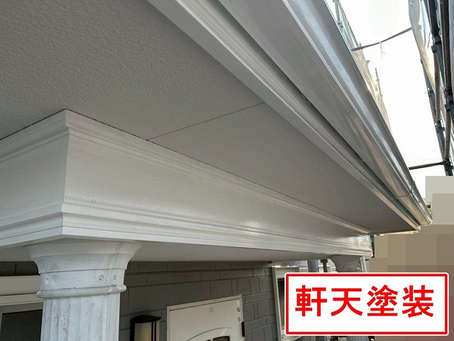 南アルプス市で軒天塗装で防カビ塗料（ケンエース）を使用する様子