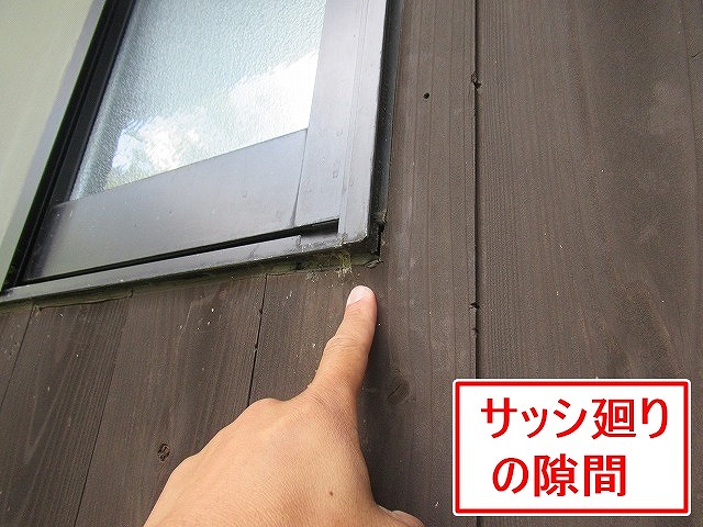 北杜市でログハウス（別荘）の窓・サッシ廻りシーリングが劣化し隙間ができている様子