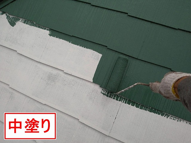 北杜市でスレート屋根にファインパーフェクトベストで中塗りを行う様子