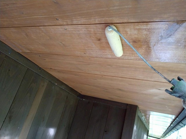 北杜市で別荘の軒天塗装にキシラデコールを使用する様子