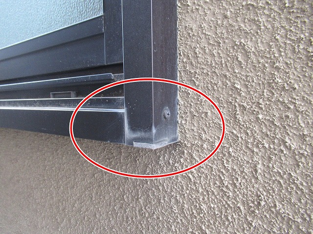 西八代郡市川三郷町で付帯部(窓枠・サッシ廻り)が色あせて変色している様子