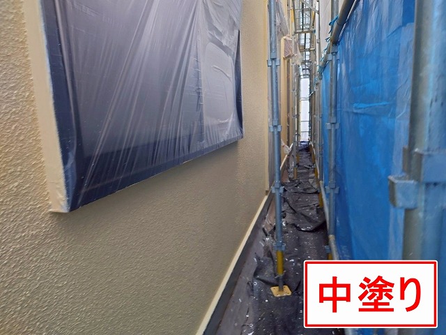 西八代郡市川三郷町でモルタル外壁塗装で、中塗り(グランセラトップ1液水性)を行う様子