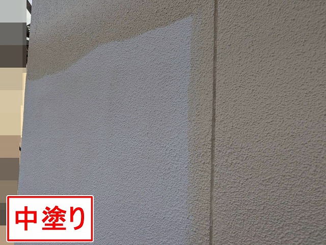 笛吹市でモルタル外壁に仕上げ塗装（中塗り）を行う様子（パーフェクトトップ）