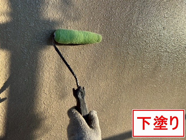 西八代郡市川三郷町でモルタル外壁に下塗り（シーラー）を行う様子