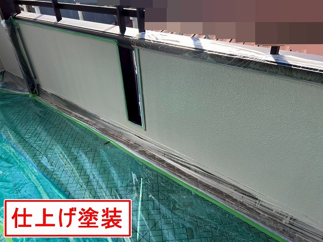 西八代郡市川三郷町でモルタル外壁塗装（中塗り・上塗り）の様子