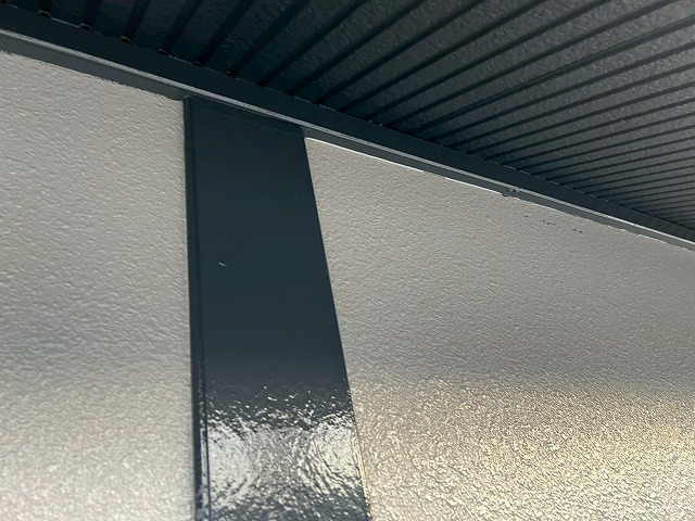 西八代郡市川三郷町で幕板塗装（帯飾り塗装）を行う様子