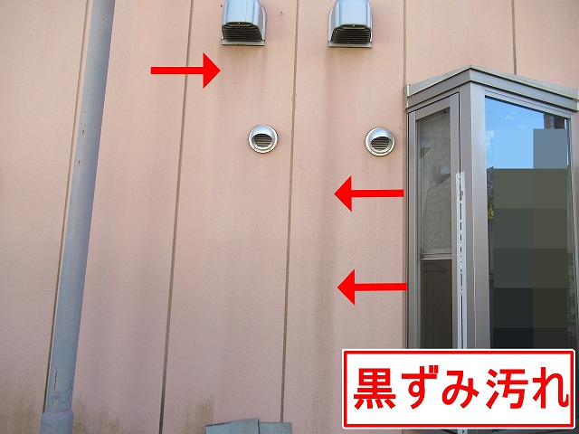 南都留郡富士河口湖町で観光ホテルの換気口付近のALC外壁が黒ずんで汚れている様子