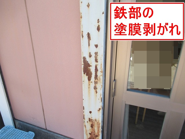 南都留郡富士河口湖町で観光ホテルの鉄部の付帯部に錆が発生して塗膜が剥がれているいる様子