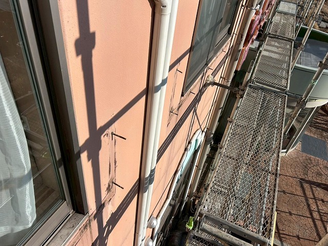 南都留郡富士河口湖町で観光ホテルの外壁塗装時に木部の窓飾りを撤去する様子