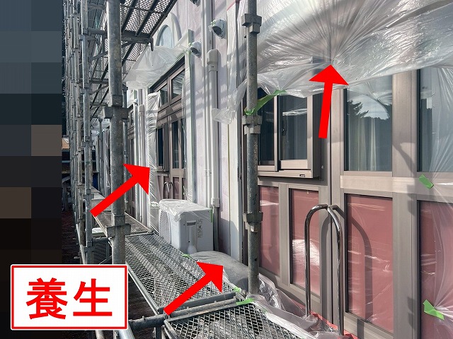 南都留郡富士河口湖町でALCパネルの外壁塗装前に養生をかける様子