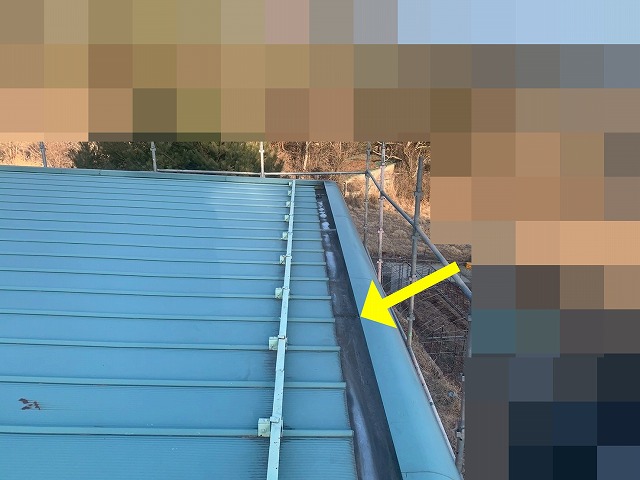 南都留郡富士河口湖町で観光ホテルの箱樋（雨樋）の継ぎ目にシーリング補修（コーキング補修）を行う様子