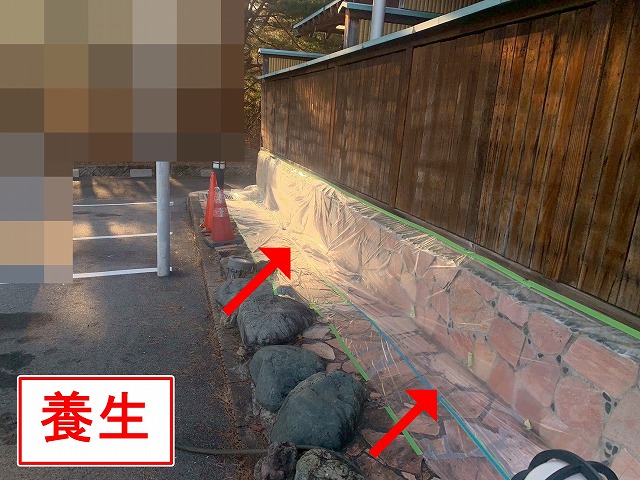 南都留郡富士河口湖町で観光ホテルの木部を塗装する様子（養生をかける写真）