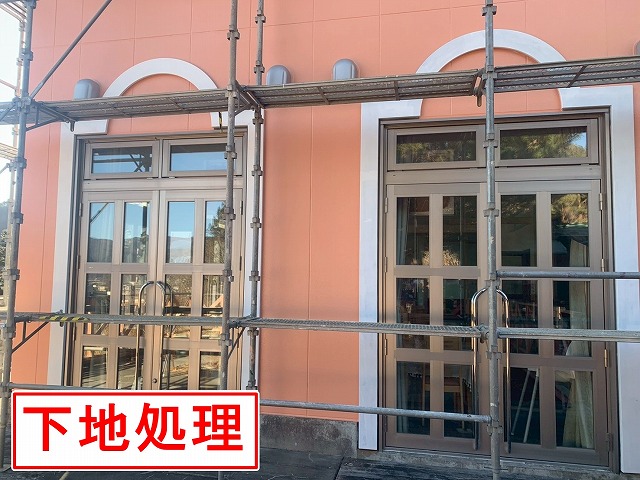 南都留郡富士河口湖町で鉄部のドア飾りにケレン作業で下地処理後、塗装する様子