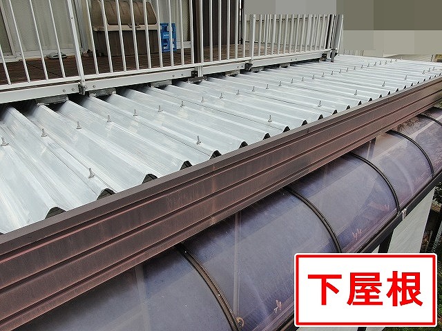 西八代郡市川三郷町で折板屋根に黒い筋状の汚れが付着している様子(下屋根)