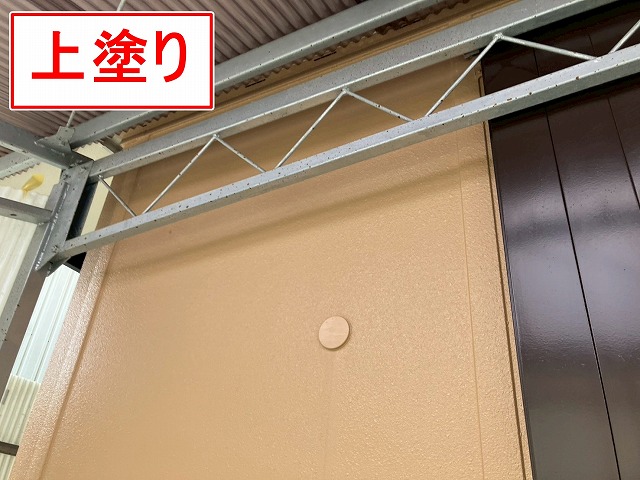 西八代郡市川三郷町でモルタル外壁にファインパーフェクトトップで上塗りする様子