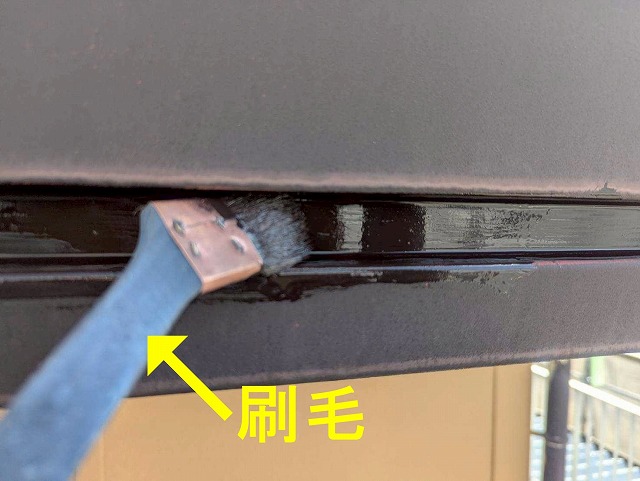 西八代郡市川三郷町でパラペット塗装の際に刷毛を使用する様子（シリコン塗料）