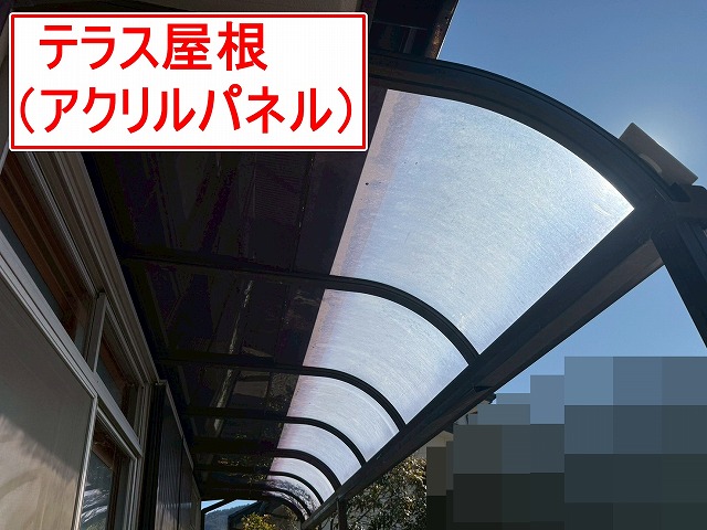 西八代郡市川三郷町でテラスのアクリルパネル屋根を交換する様子（ポリカ製パネル使用）
