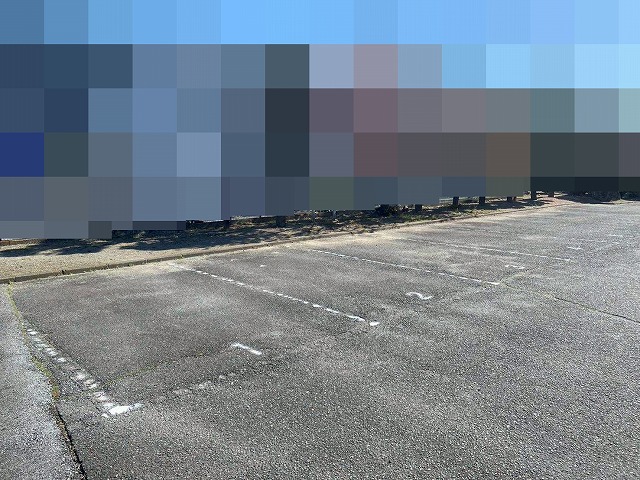 甲府市で駐車場（アスファルト）のハードライン引き工事（アトムライン使用）のビフォーアフター
