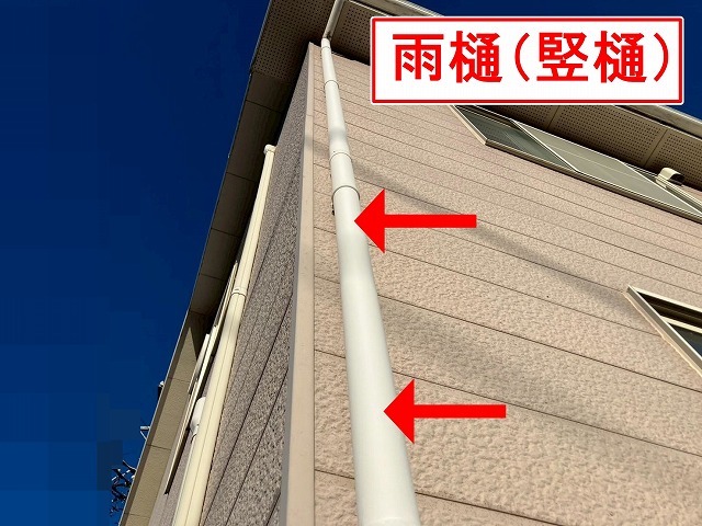 山梨市で雨樋(竪樋)にチョーキング現象が発生している様子