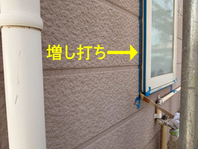 山梨市で窓サッシ周りにプライマーを塗布する様子（シーリング増し打ち工事）