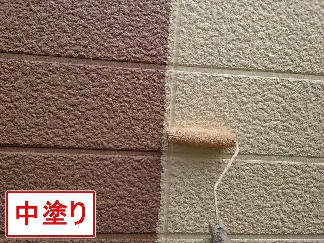 山梨市でサイディング外壁に無機塗料でカラーチェンジする様子(グランセラ1液水性で中塗り)