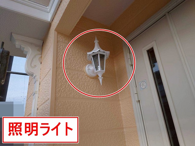 山梨市で付帯部(照明ライト)をファインSiでシリコン塗装する様子