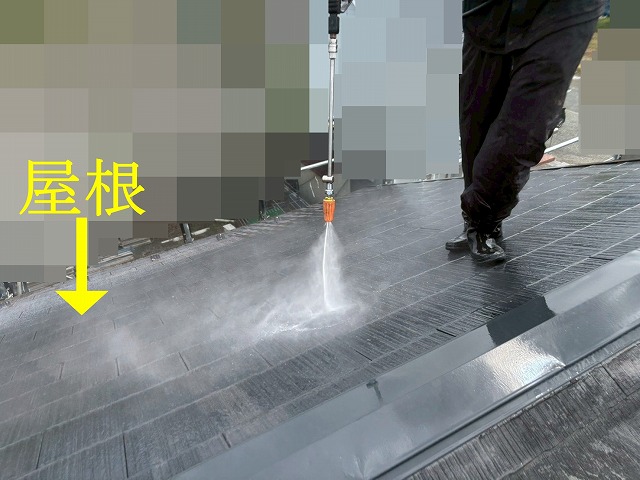 南アルプス市で塗装前のスレート屋根を高圧洗浄する様子