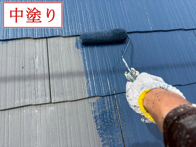 屋根の中塗り作業