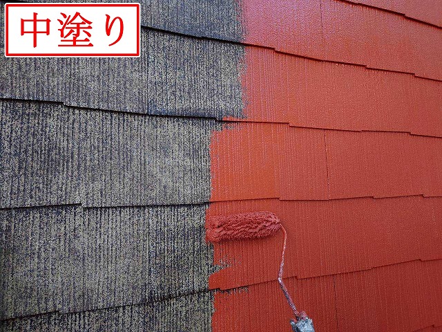 屋根の中塗り作業