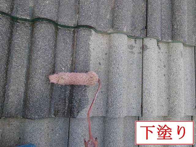 屋根下塗りの施工中