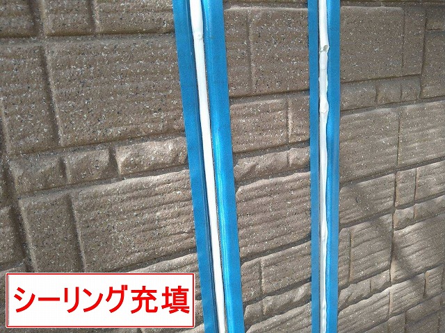 甲府市で外壁目地にシーリングを充填する様子