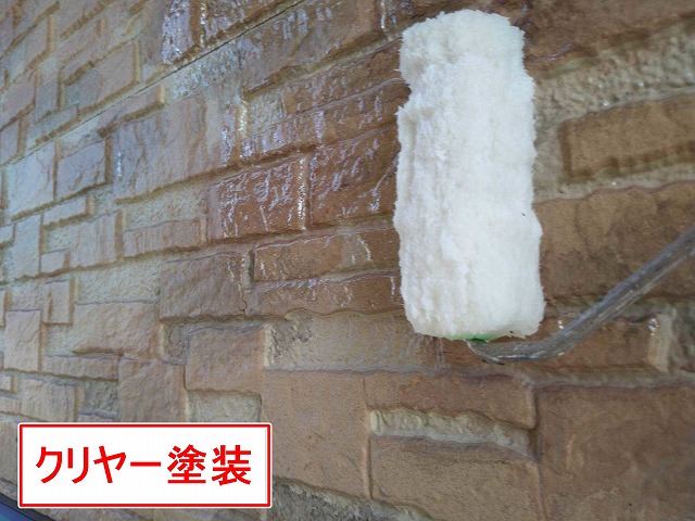 甲府市でサイディング外壁にクリヤー塗装を行う様子
