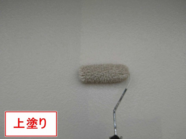 甲府市でファインパーフェクトトップでモルタル外壁を塗装する様子(上塗り)