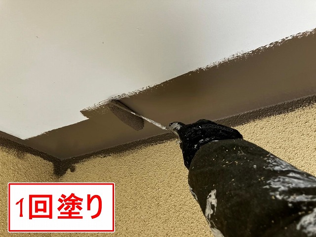笛吹市で軒天にケンエース塗料を塗装する様子(1回塗り)