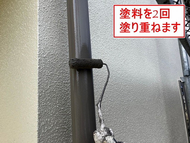 笛吹市で竪樋(既存使用)にファインSiで塗装する様子