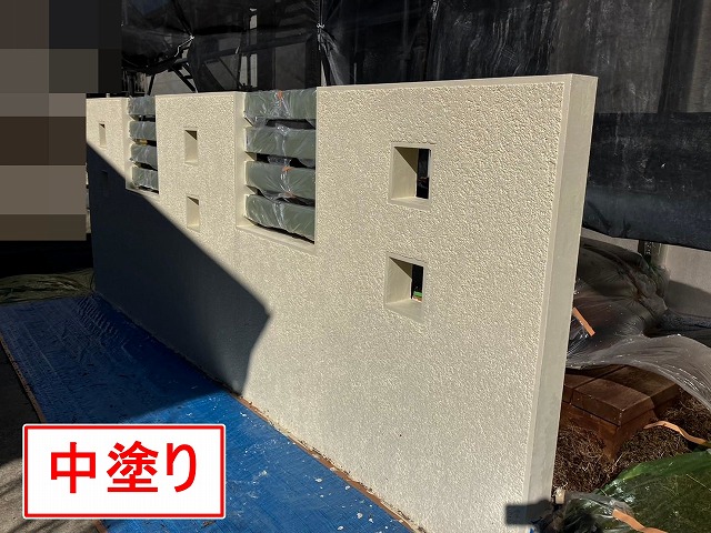 笛吹市でクラック(ひび割れ)の目立つ擁壁に塗装(中塗り)を行う様子