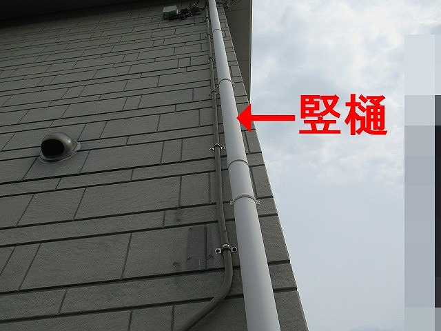 南アルプス市で雨樋(竪樋)の調査を行う様子