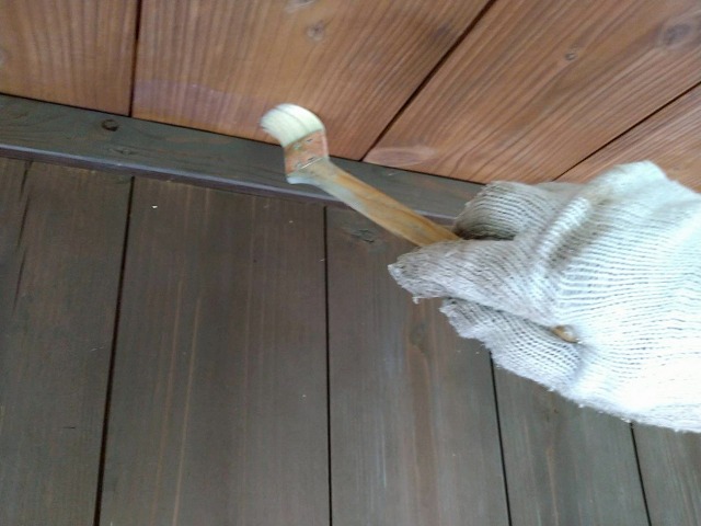 北杜市で別荘の軒天塗装にキシラデコールを使用する様子