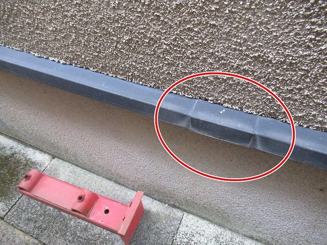 西八代郡市川三郷町で付帯部(水切り)が色あせて変色している様子