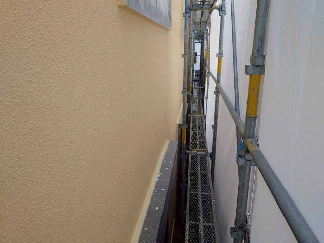 西八代郡市川三郷町でモルタル外壁塗装で、中塗り(グランセラトップ1液水性)を行う様子