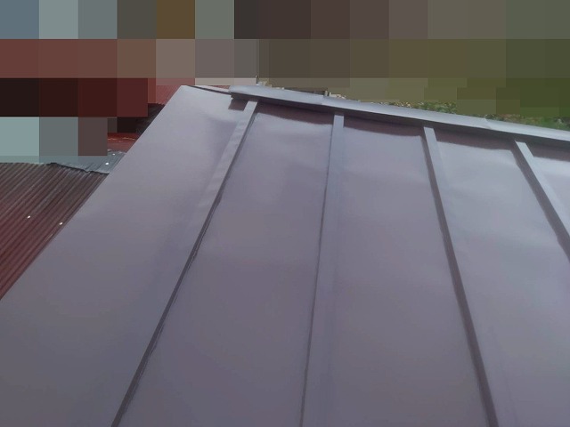 西八代郡市川三郷町で倉庫の瓦棒葺きトタン屋根を塗装する様子