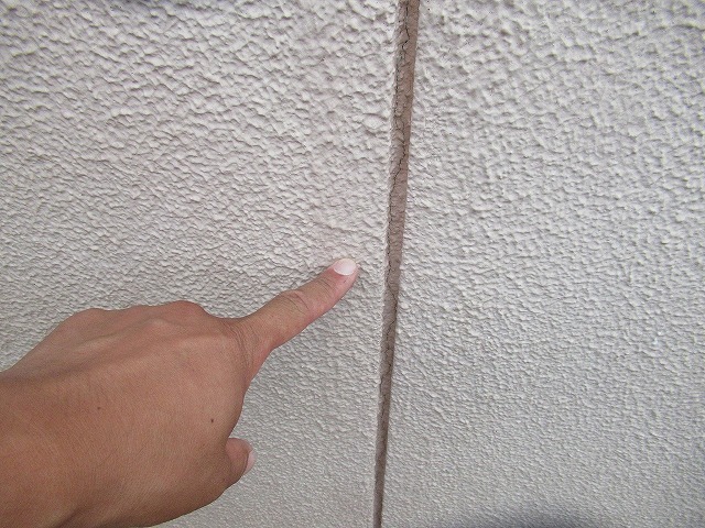 笛吹市でモルタル外壁の継ぎ目に発生した縦向きのクラック