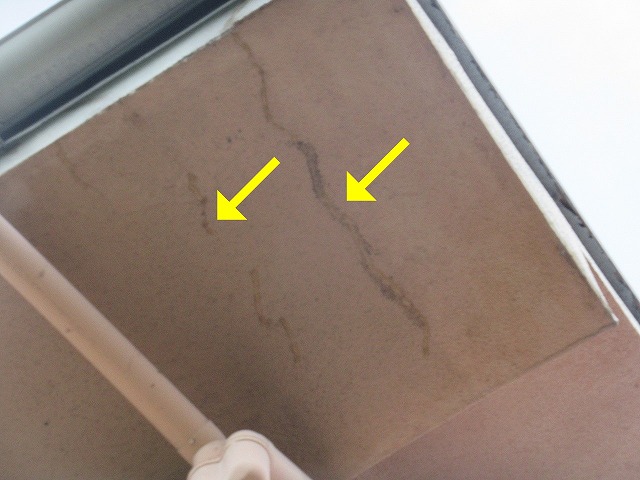 笛吹市で軒天にひび割れ（クラック）が発生している様子