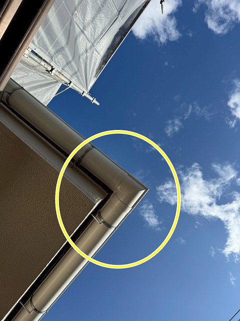 笛吹市で雨樋（軒樋・集水器）を交換の際に曲がりを設置する様子