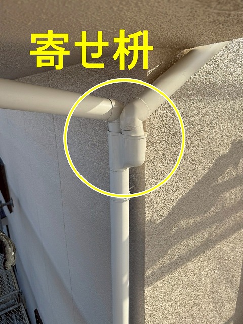 笛吹市で竪樋（雨樋交換）を行う際に、寄せ枡を使用する様子