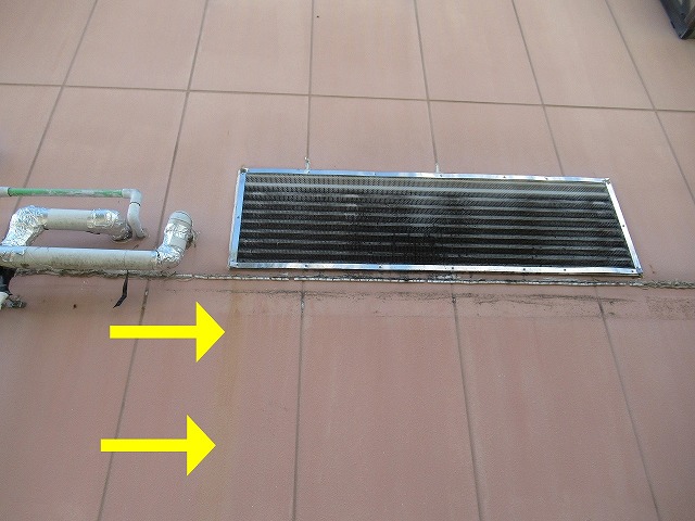 南都留郡富士河口湖町で観光ホテルの換気口付近のALC外壁が黒ずんで汚れている様子